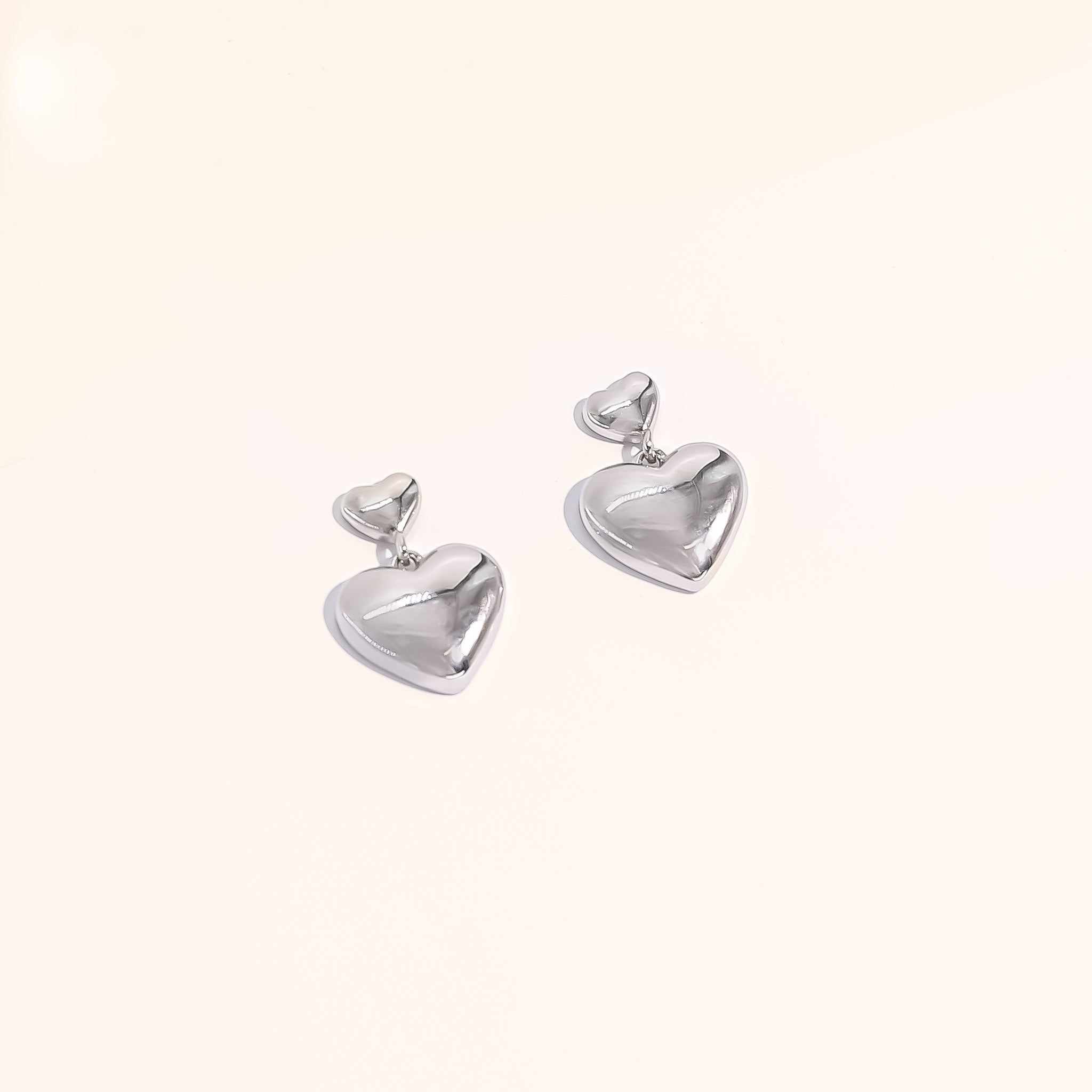 Louis Vuitton Silver Metallic Faux Pearl Hoop Earrings Silvery Golden  ref.122923 - Joli Closet